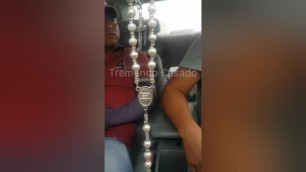 Chupando polla de vendedor de dulces en el carro, super hot