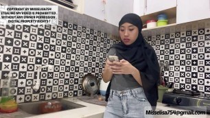 MUSLIM MOM VISIT MASSAGE SHOP, MASSEUR WANNA SEX SLIDING HIS DICK